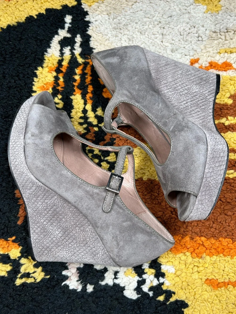 Killer, VINCE CAMUTO, Dicicco t strap wedges!!